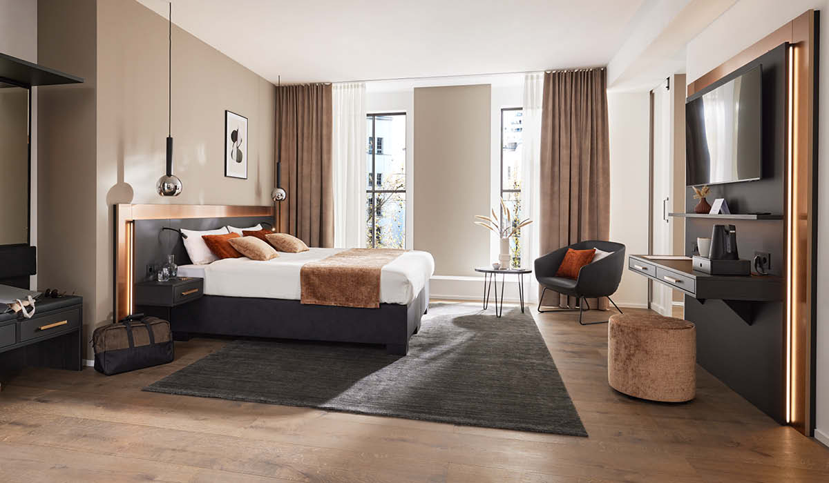 Bergamo-Einrichtungsreferenz: ein warm gestaltetes Schlafzimmer mit Doppelbett